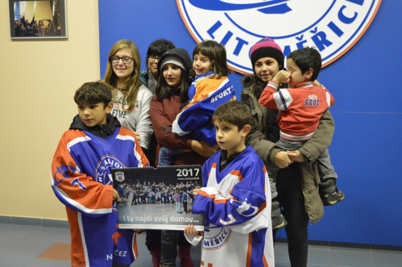 Hokejisté Litoměřic nafotili s dětmi z dětského domova kalendář. Výtěžek z jeho prodeje šel na dobročinné účely.