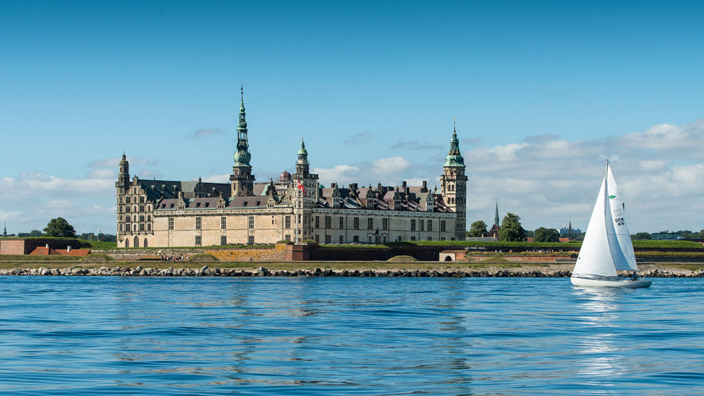 Hrad Kronborg, dějiště tragédie Hamlet, leží od Kodaně necelou hodinu jízdy autem.