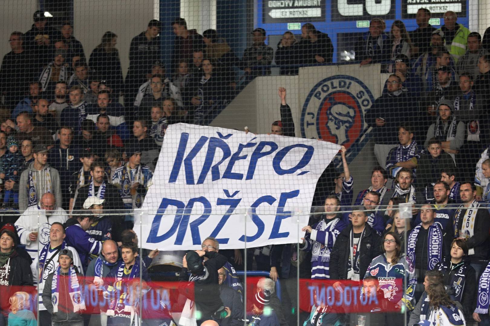 Kladenští fanoušci vyjádřili podporu bývalému kladenskému hráči Petru Křepelkovi, který se při zápase v Německu vážně zranil.