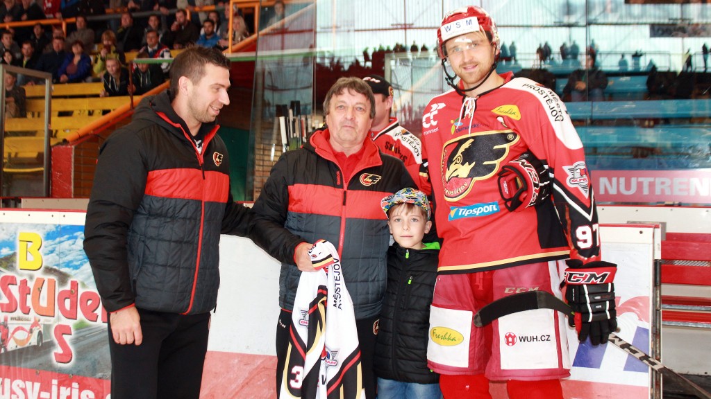 Josef Ovečka (uprostřed) dostal dres s číslem 30, který symbolizuje délku jeho působení v prostějovském hokeji.