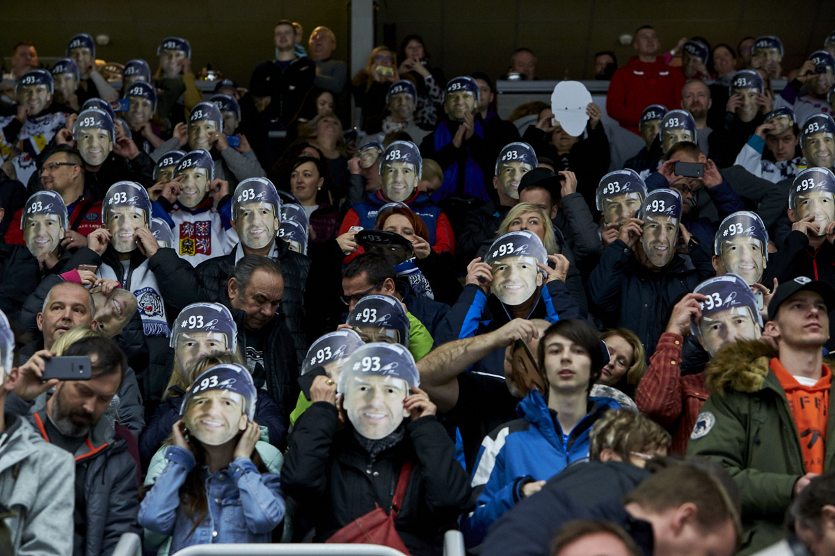 Fanoušci v Liberci si nasadili masky Petra Nedvěda.