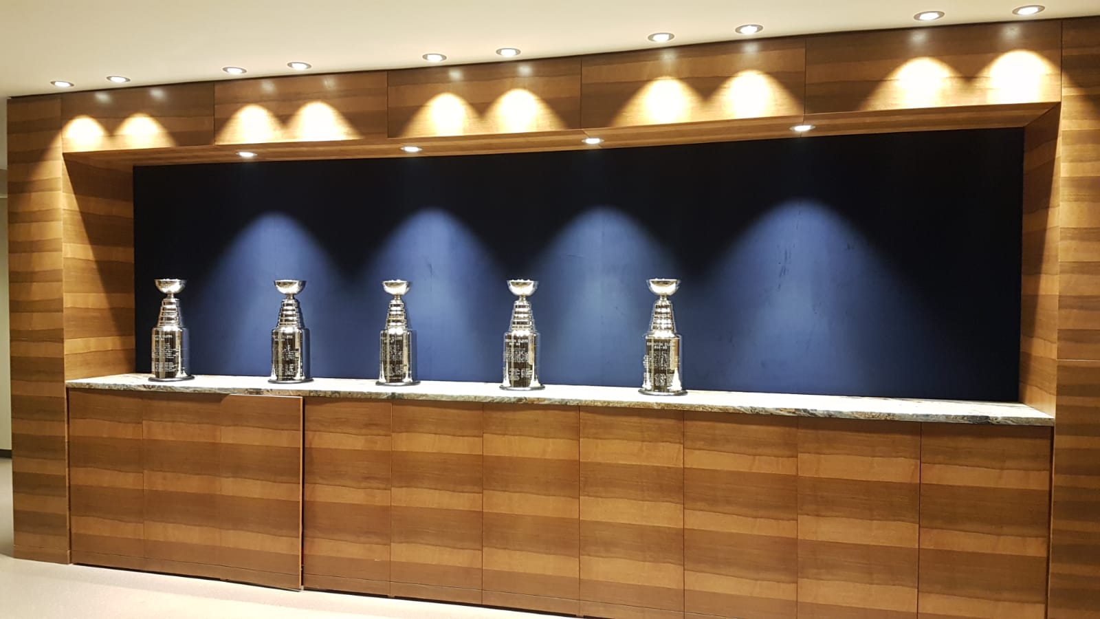 Vitrína s trofejemi hned za vstupem do kabiny obsahuje pět replik Stanley Cupu jako připomínku slavné minulosti. Místo vpravo je příhodně volné pro další přírůstky.