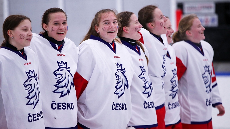Další ZLATO! Nejmladší hokejistky obhájily triumf na Evropském poháru