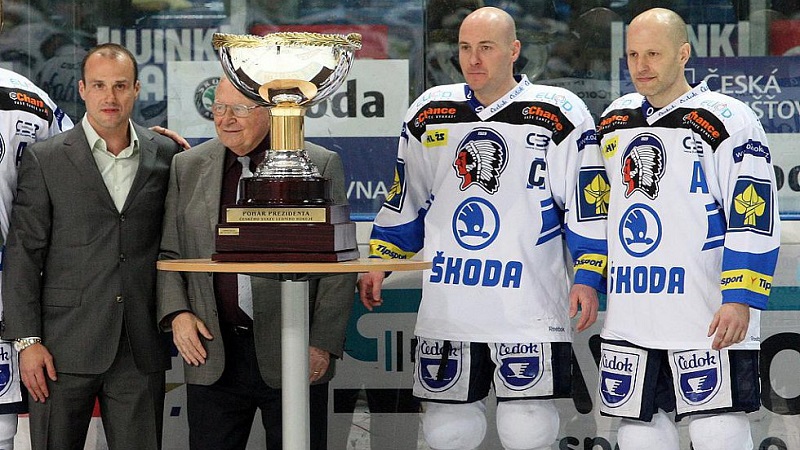 Tomáš Vlasák a Jan Hanzlík přebírají Prezidentský pohár pro vítěze základní části 2009/10.