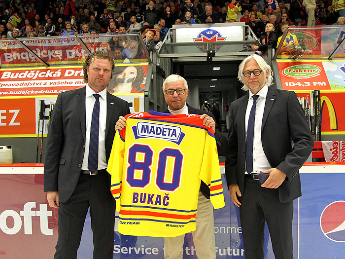 Roman Turek (vlevo) a Stanislav Bednařík (vpravo) popřáli Luďku Bukačovi vše nejlepší k 80. narozeninám.