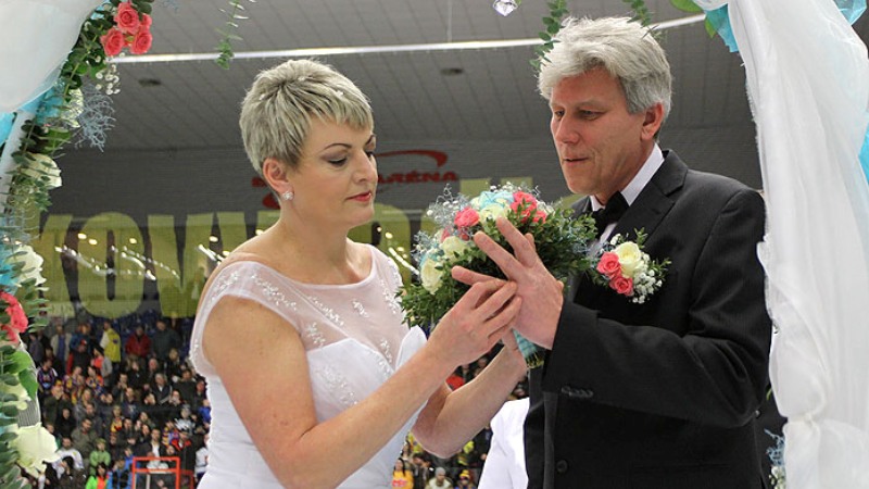 Na ledě během přestávky zápasu Motoru proběhla svatba. 