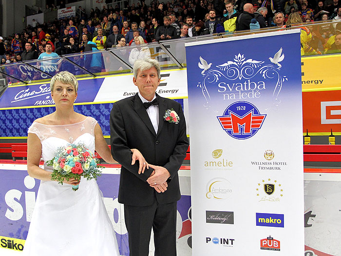 Na ledě během přestávky zápasu Motoru proběhla svatba. 