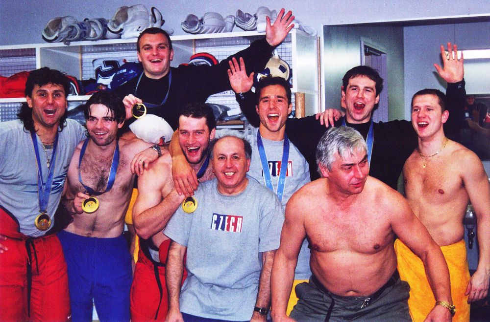 Legendární litvínovská parta, která pomohla České republice k největšímu úspěchu v historii našeho hokeje – zlaté medaili ze ZOH 1998. Jan Čaloun první zprava.