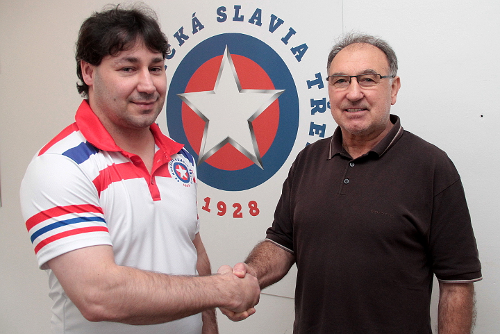 Novým trenérem Třebíče se stal Martin Sobotka (vlevo), který podepsal s Horáckou Slavií dvouletý kontrakt s opcí. Štěstí v novém angažmá mu přeje Karel Čapek (vpravo).