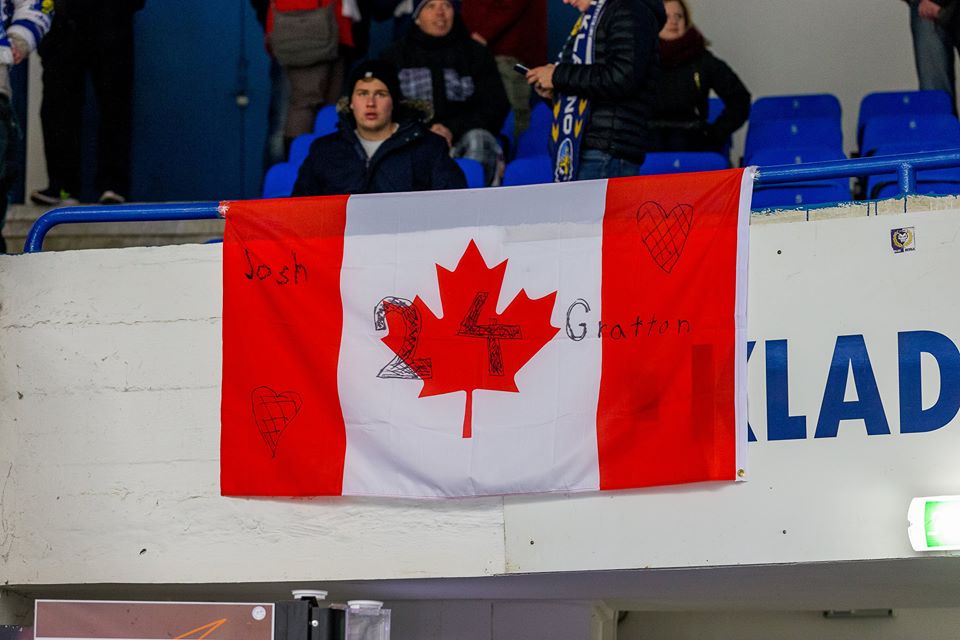 Fanoušek Joshe Grattona s kanadskou vlajkou.