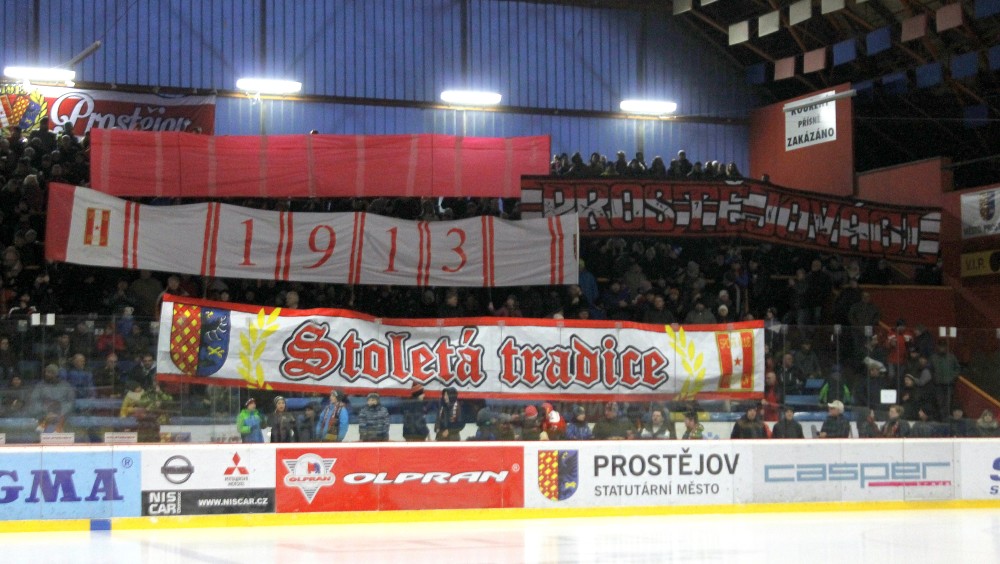 Fanoušci Prostějova v derby s Přerovem.