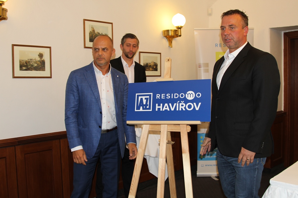 Martin Ráž (zástupce společnosti Residomo) a Jaroslav Mrowiec (prezident klubu) před sezonou představili nové logo AZ Residomo Havířov.
