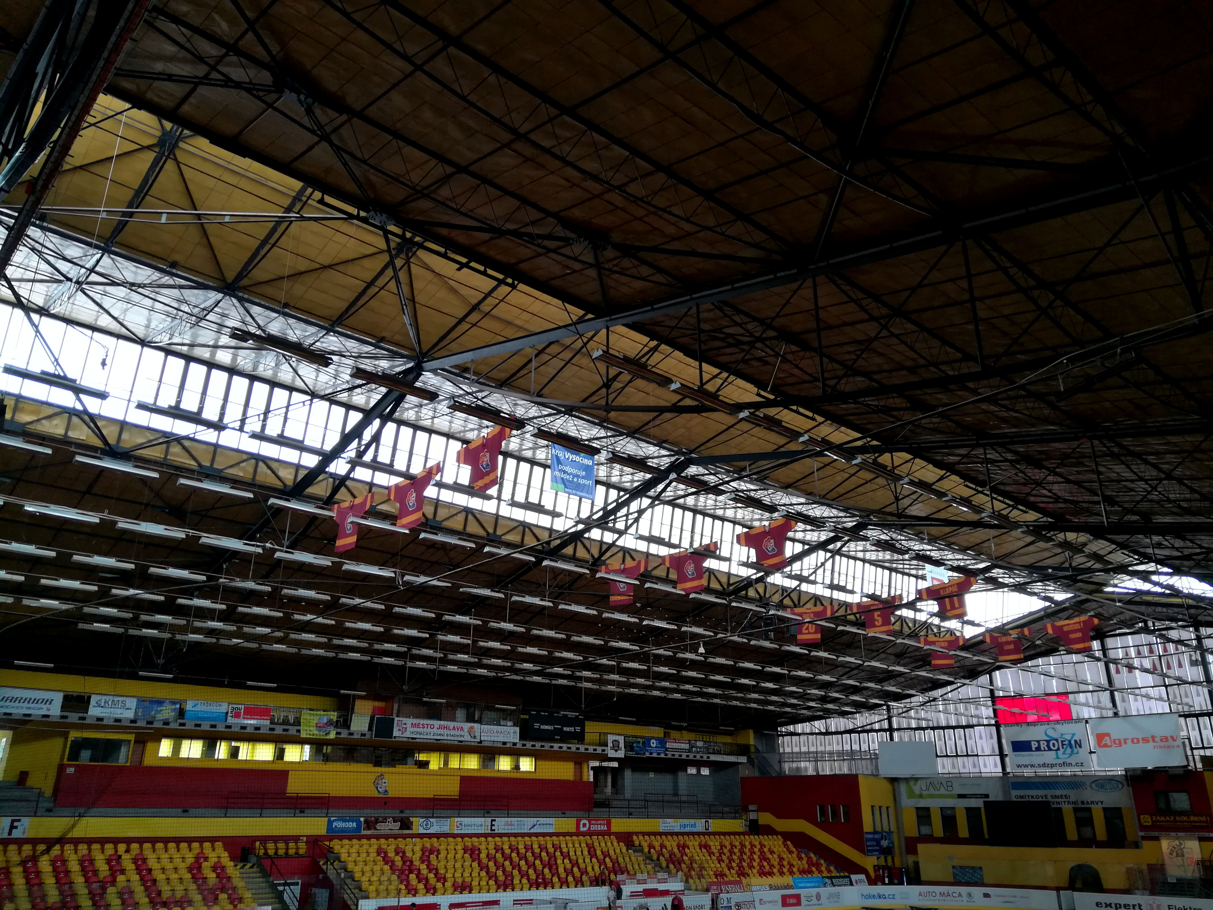 Střecha Horáckého zimního stadionu.