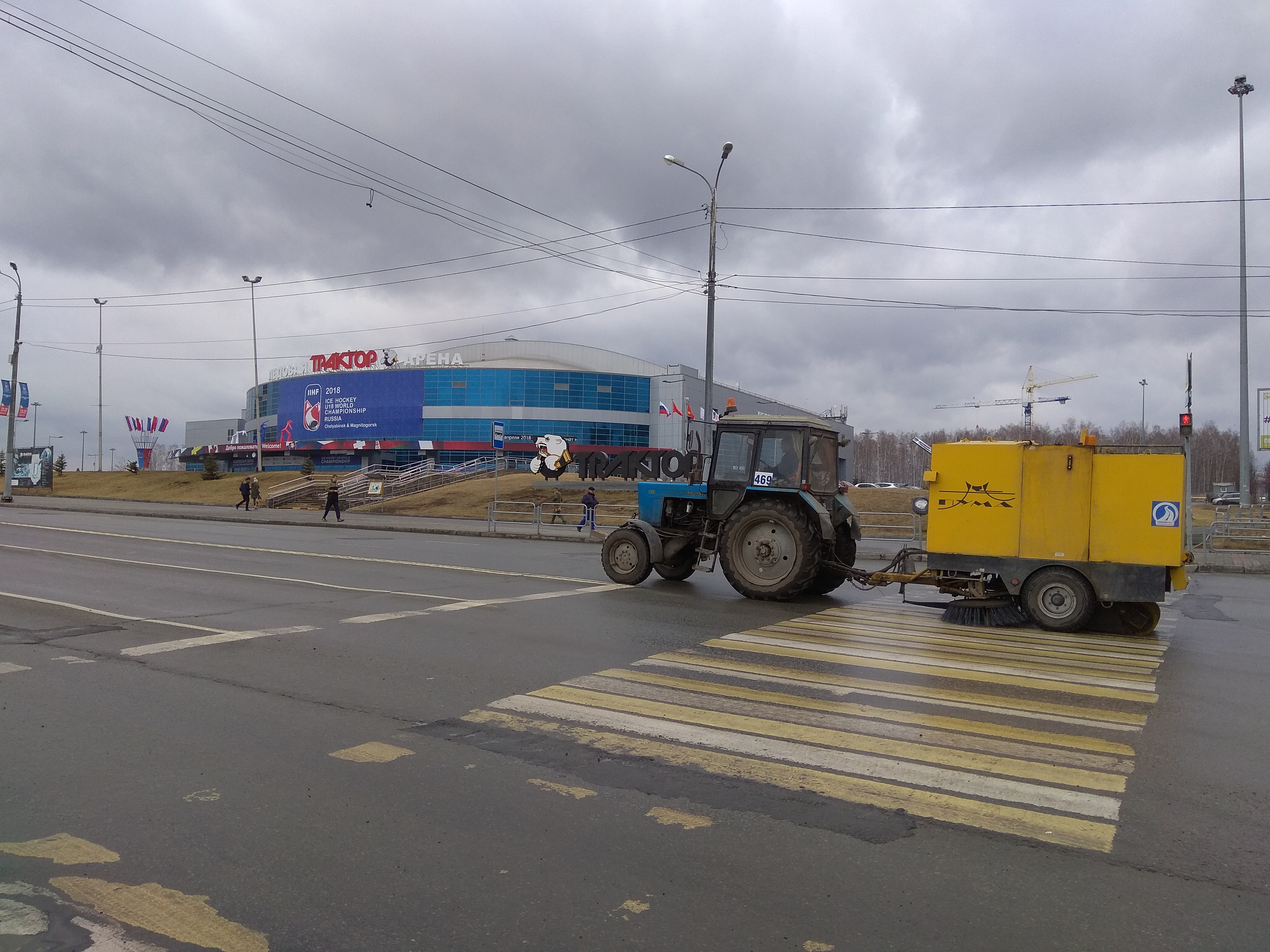 Traktor aréna s traktorem. Mimochodem: název Traktor Čeljabinsk je proto, protože první stadion klubu byl postaven na místě, kde původně stála továrna na traktory.