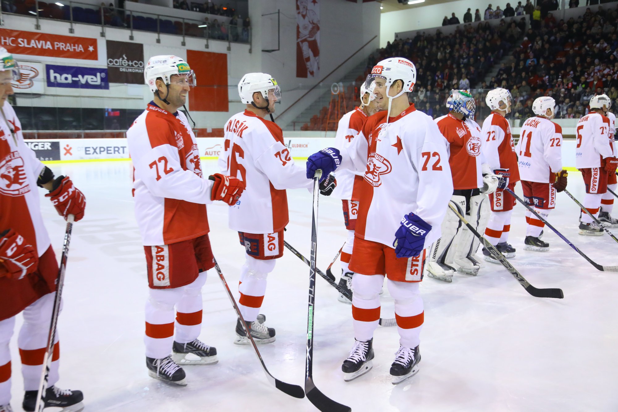 Hráči měli na rukávech číslo 72. Na fotce si plácají Jaroslav Bednář s Romanem Červenkou.