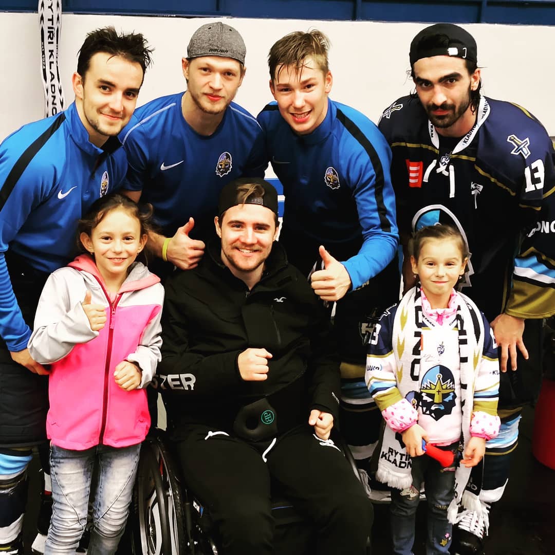 Na ČEZ Stadion zavítal bývalý kladenský hokejista Petr Křepelka, který je po zranění z hokejového zápasu na vozíčku. Dál ale bojuje, nevzdává se a rehabilituje.