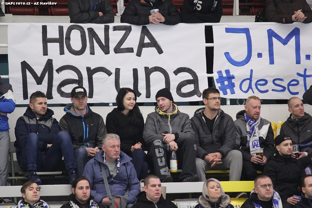Na tribunách se objevilo několik transparentů s Marunovým jménem.