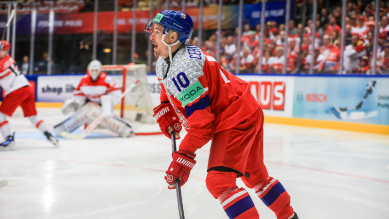 Souboj generací: McKenna a Stenberg rozhodnou o jedničce draftu NHL na MS ve Švýcarsku
