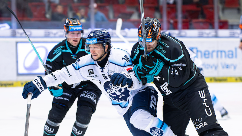 Pardubice End Třinec's Winning Streak, Extraliga Roundup