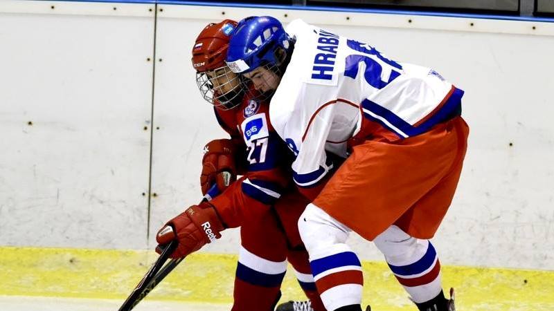 Kryštof Hrabík, budoucnost kladenského hokeje, svádí souboj s ruským vrstevníkem. 