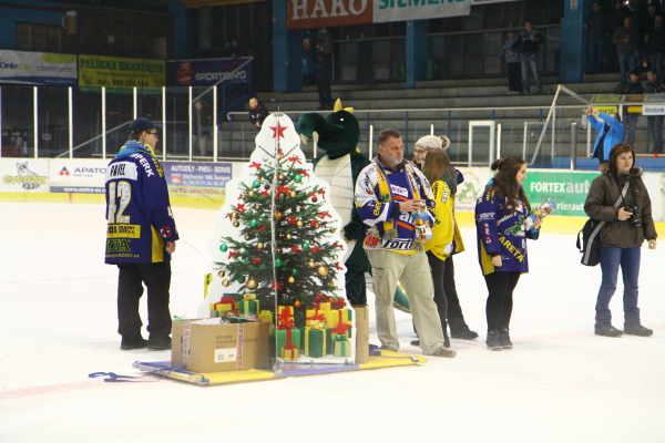 V Šumperku je milou tradicí rozdávání vánočních dárků od fanoušků hráčům A-týmu. Nejinak tomu bylo letos. 