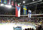 K prasknutí zaplněná Arena Riga po finále 2006. 1.Švédsko, 2.Česko, 3.Finsko.